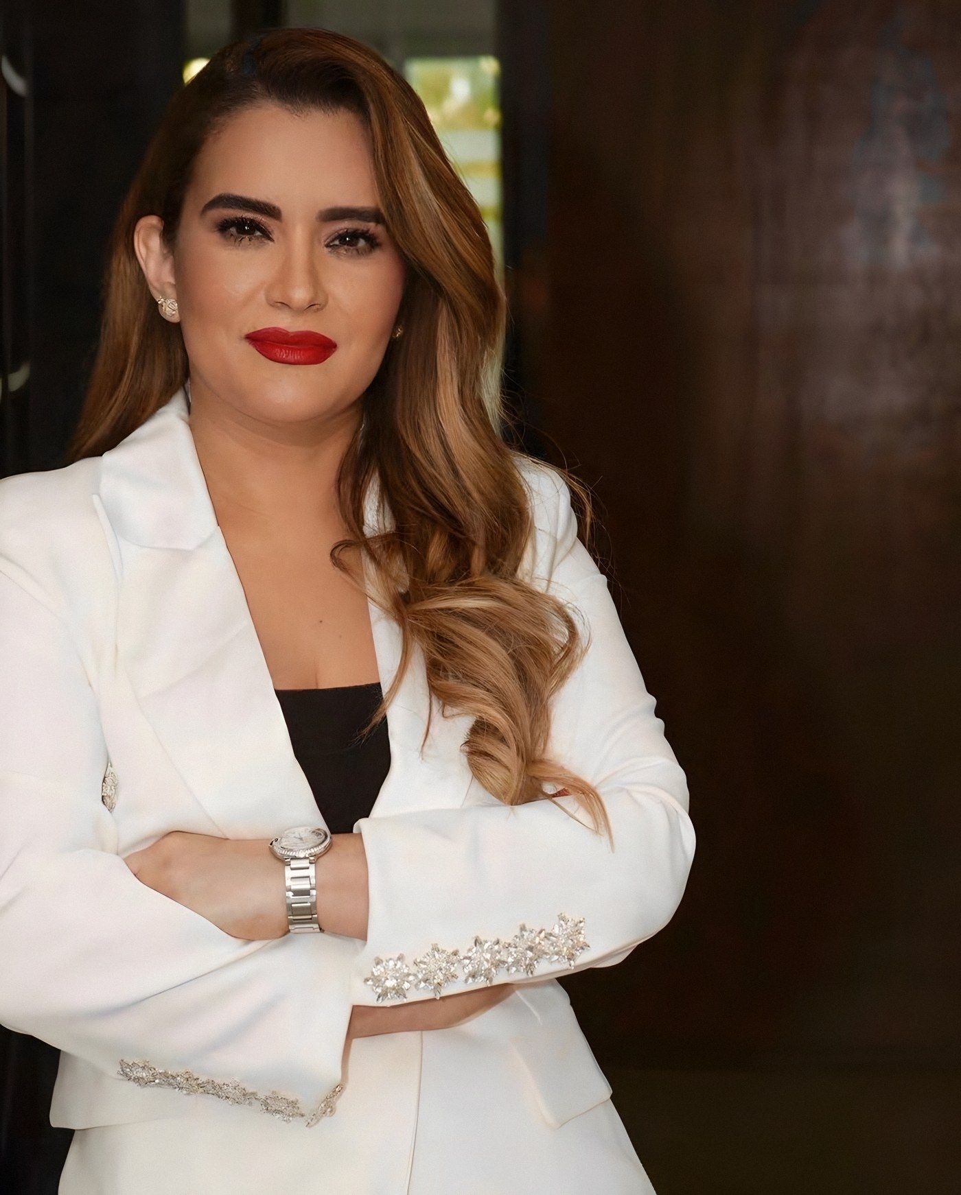 Elizabeth Rodríguez Pavón, de traje blanco y brazos cruzados